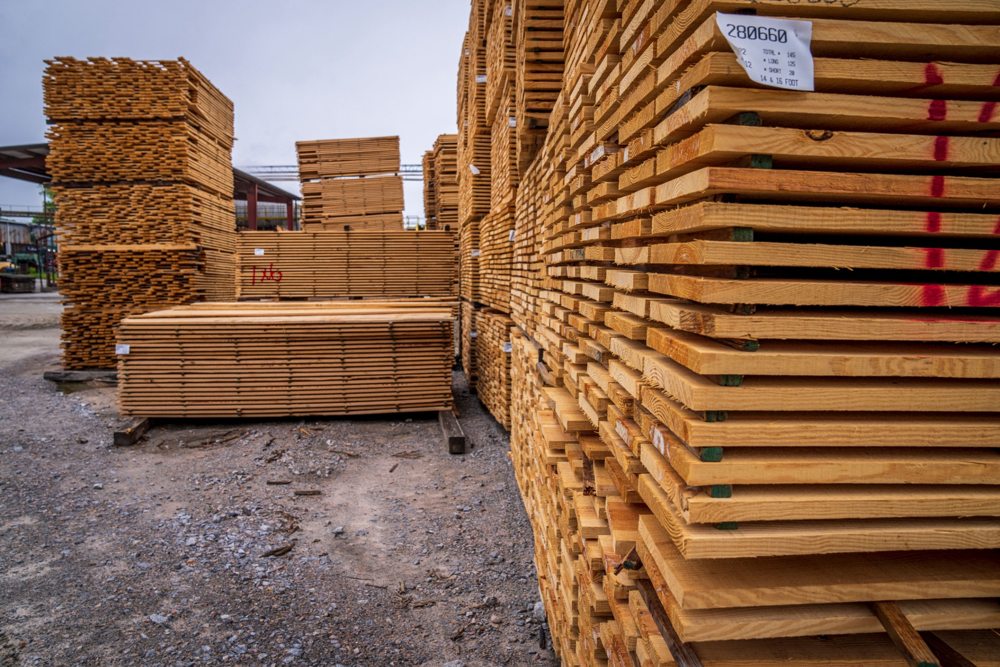 Madera aserrada apilada en un patio